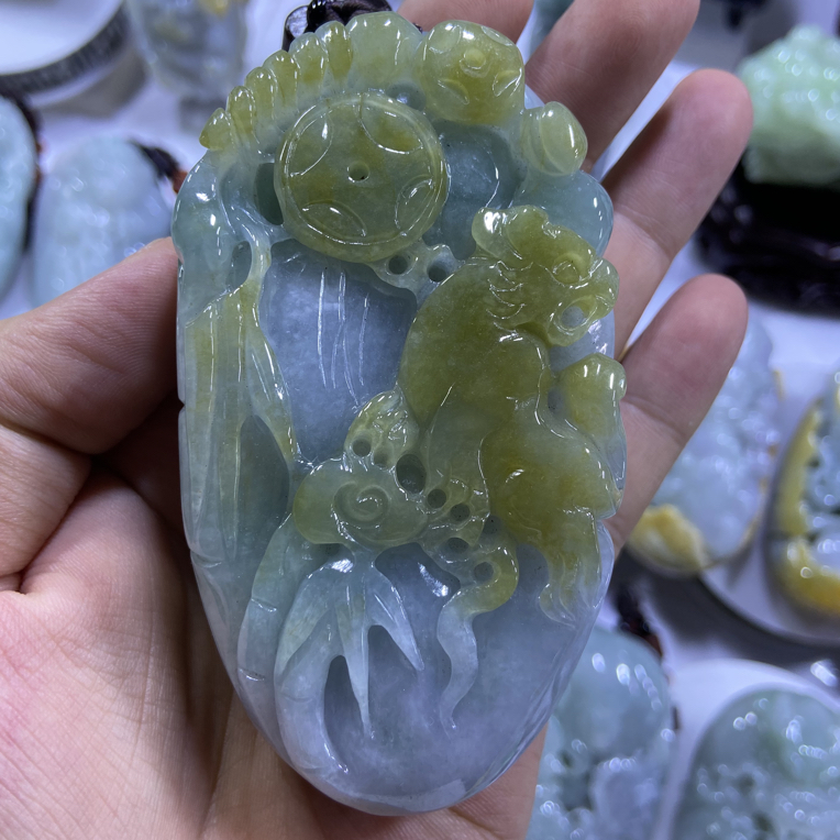 天然缅甸翡翠A货，虎寓意虎虎生威，精工立体雕刻黄翡俏色巧雕把件