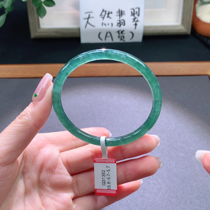 翡翠手镯未镶嵌天然翡翠手镯