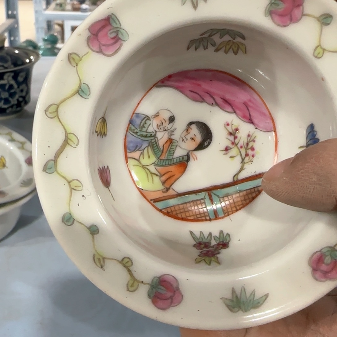 瓷片瓷器上用青花做圆润青花