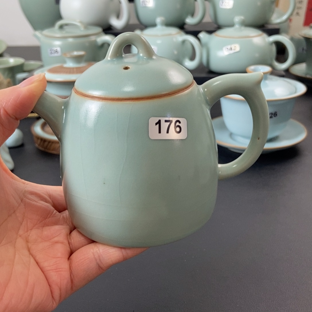 微瑕仿古釉秦权壶