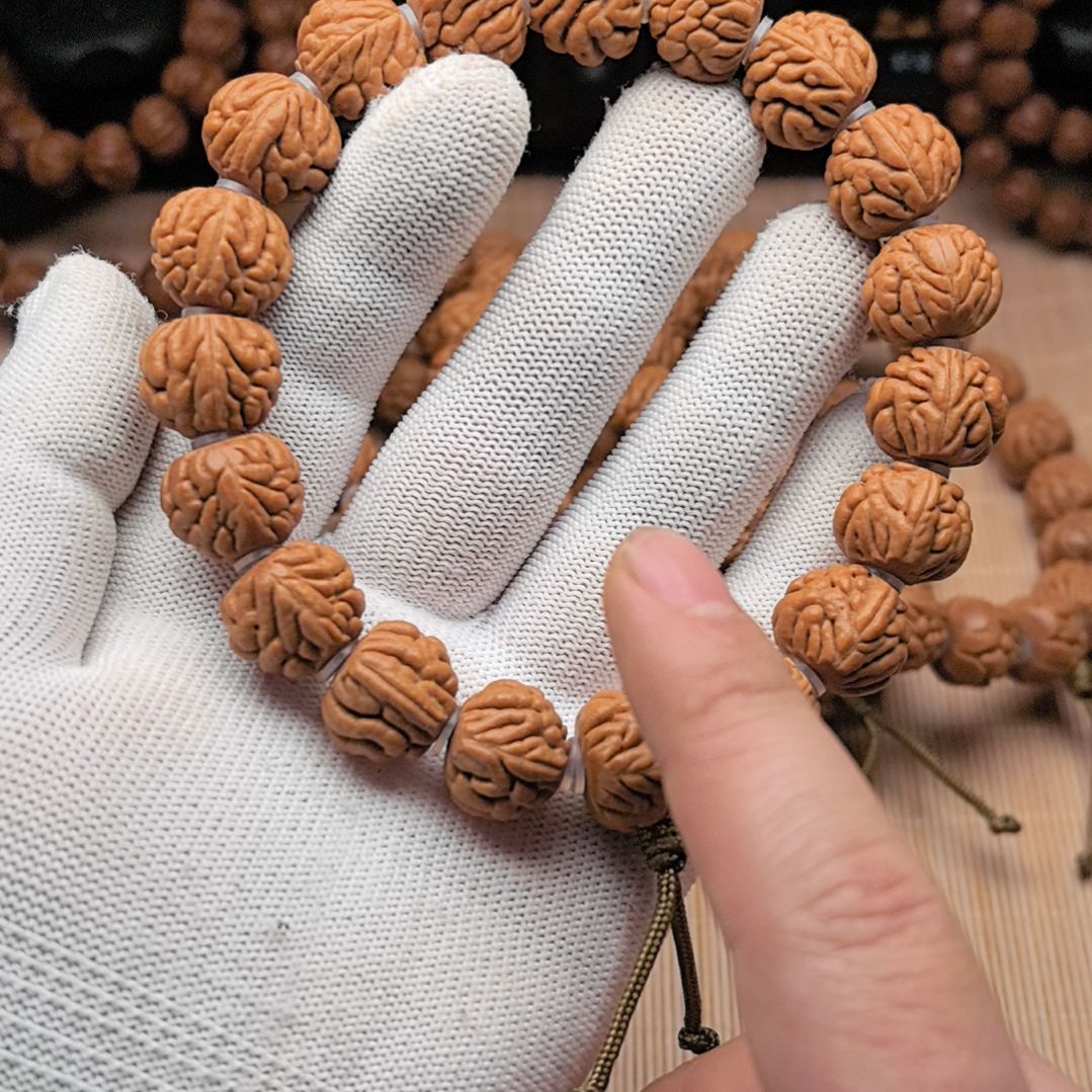 桃核吊坠豹子头手持