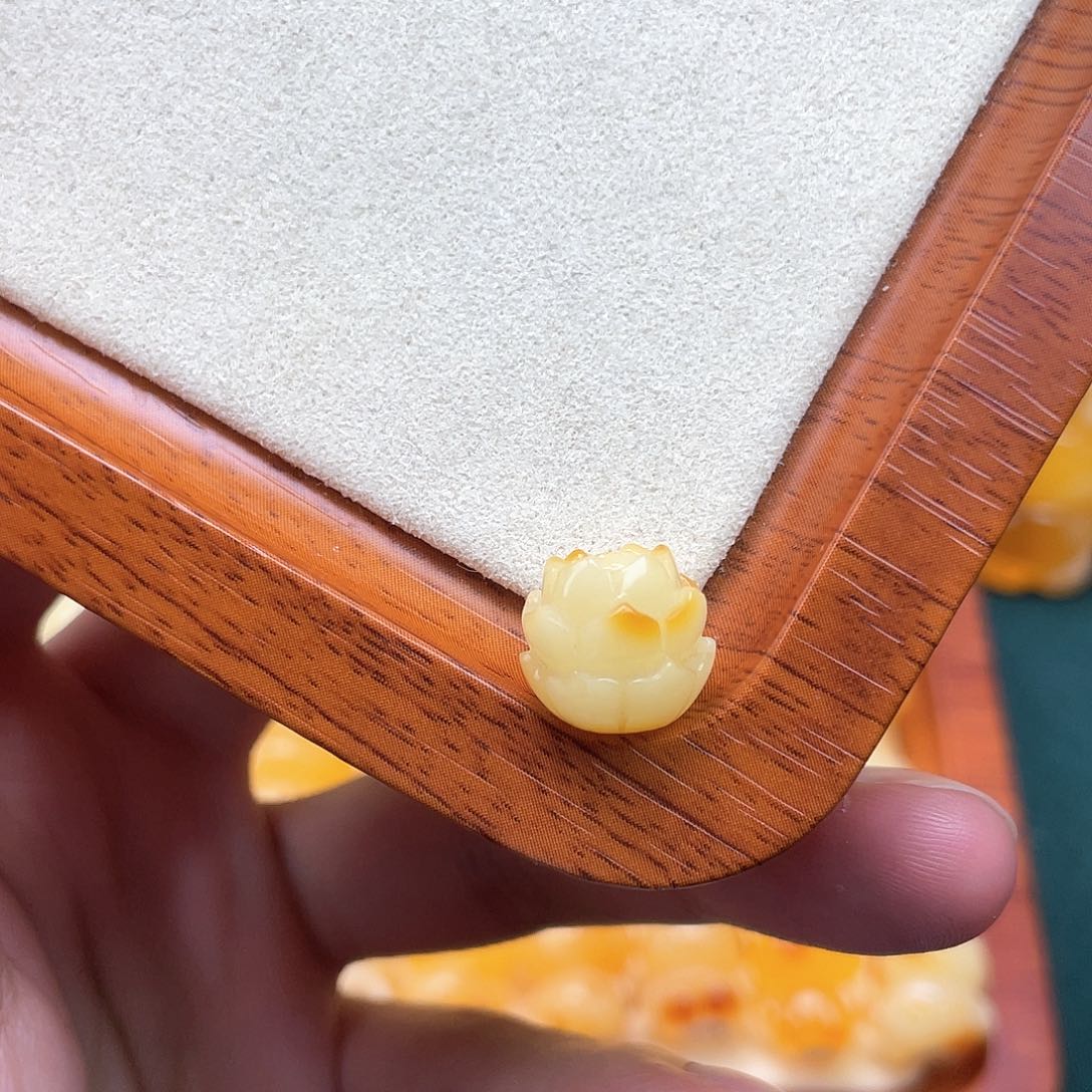 琥珀裸石未镶嵌蜜蜡