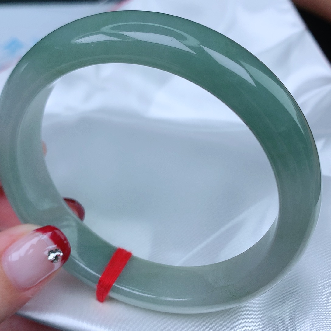 翡翠手镯未镶嵌无**际天然