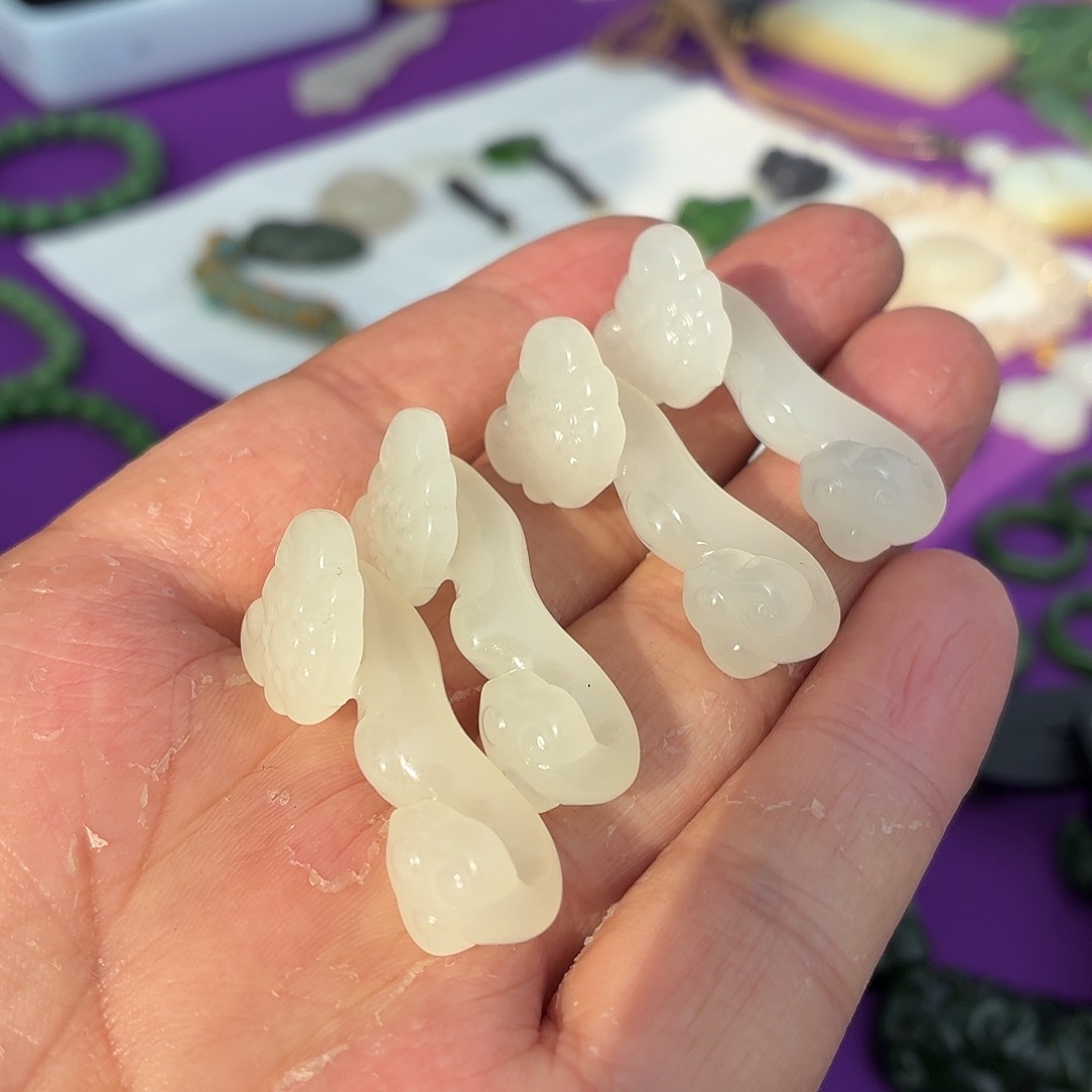 和田玉未镶嵌颈饰多样性