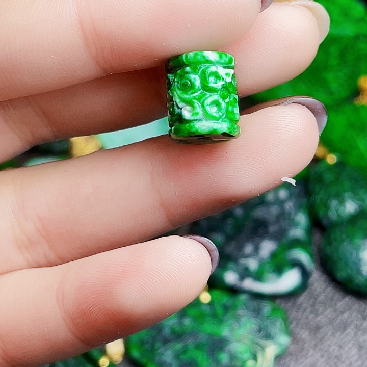 翡翠未镶嵌颈饰多样性