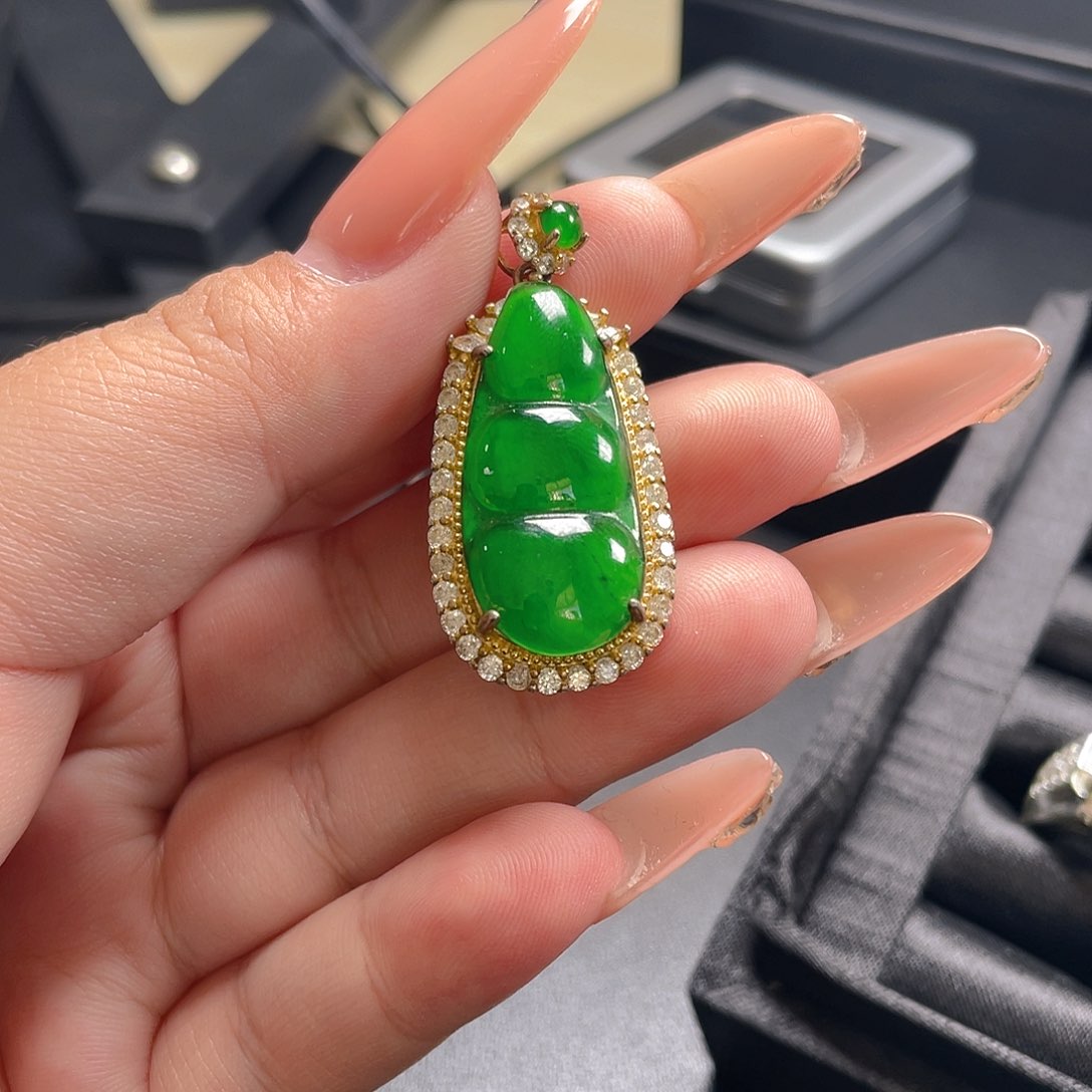 颈饰未镶嵌翡翠?豆子