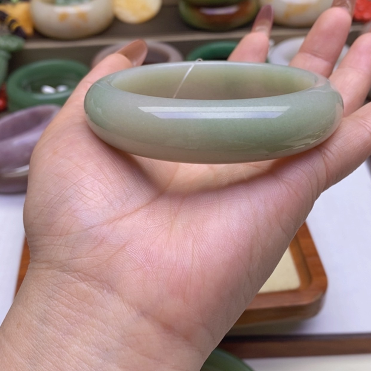 【闪购商品】石英质玉手镯未镶嵌蝴**使