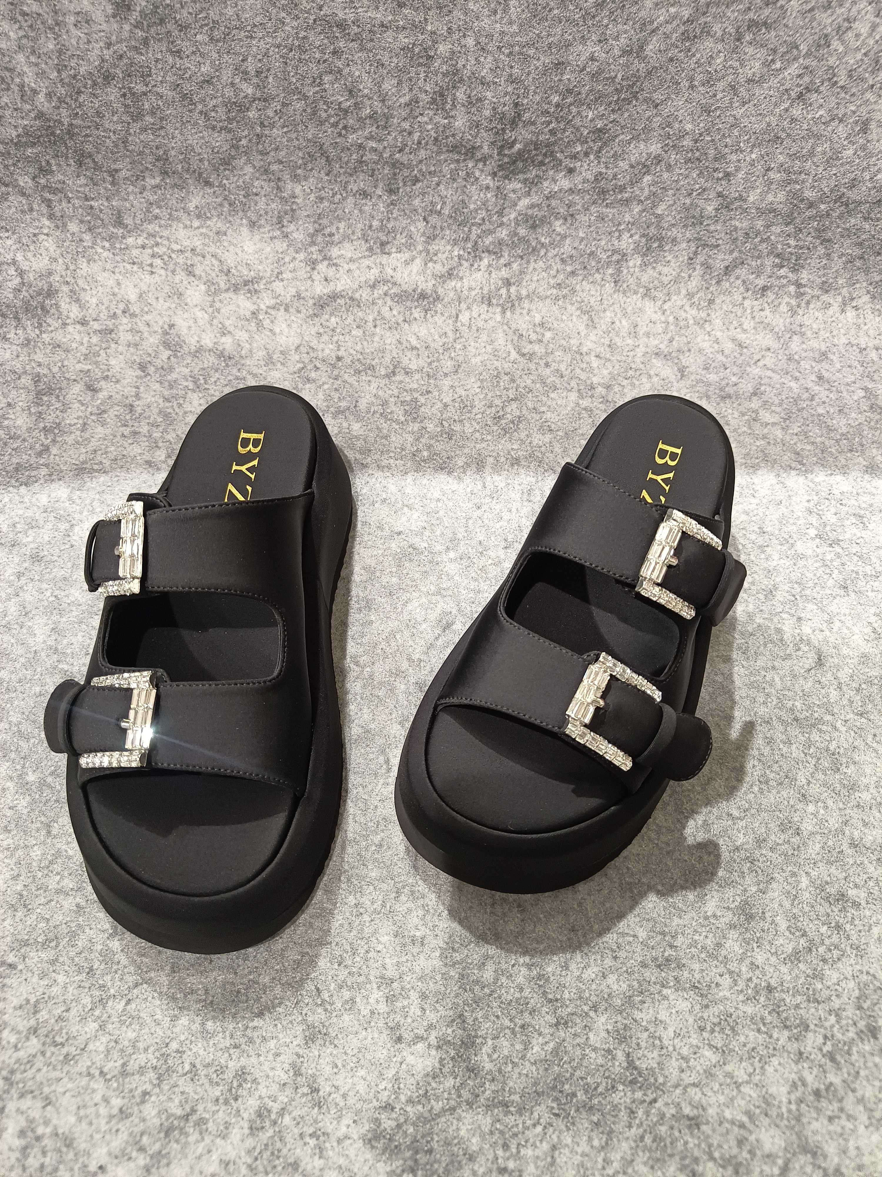 2025年品牌女鞋夏季新款水钻一字拖舒适露趾外穿厚底时尚百搭凉拖