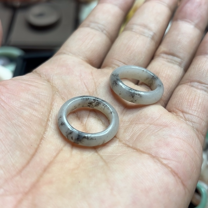 笑***…石英质玉未镶嵌手镯