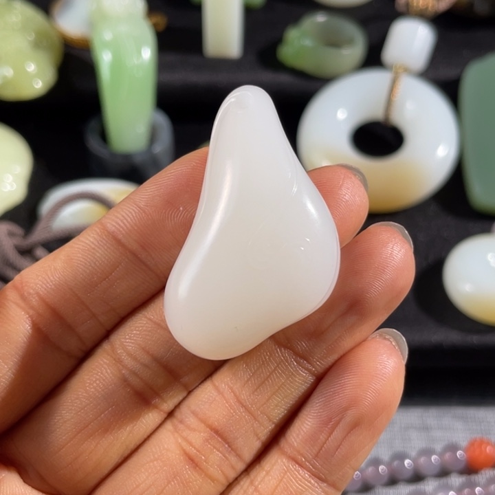 和田玉颈饰未镶嵌荒**雨