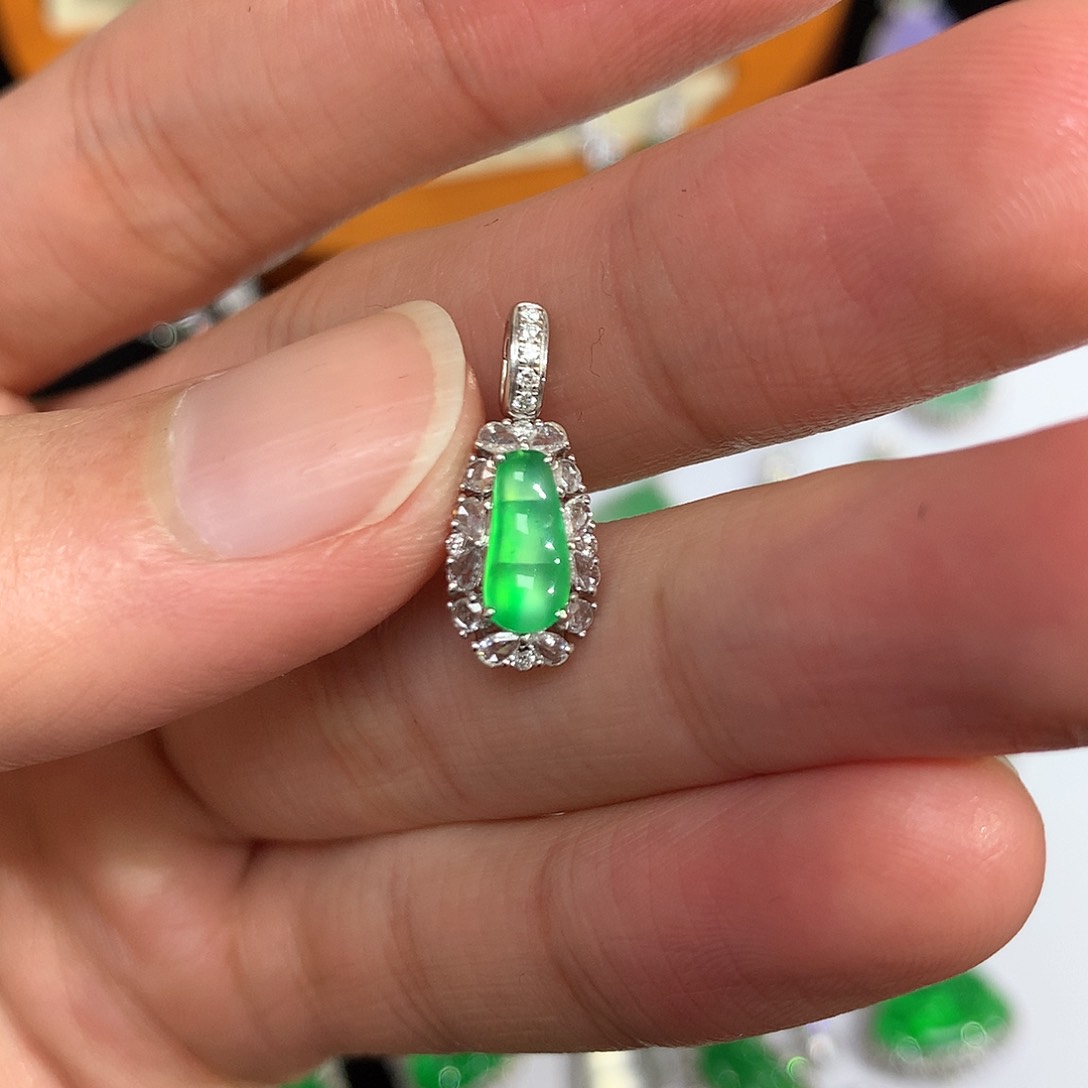 翡翠吊坠(不含链)18K金镶嵌