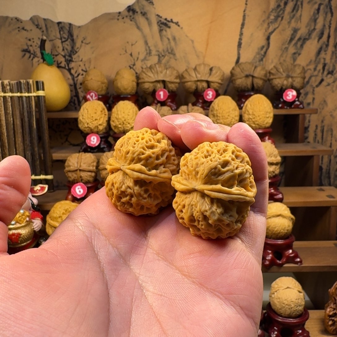 铁核桃把件珊瑚纹绣球