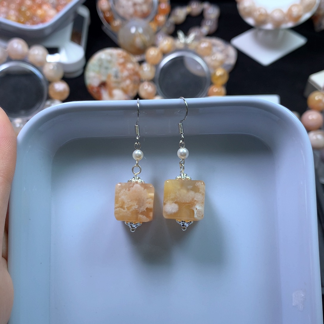 玛瑙/玉髓项圈未镶嵌古风——方糖耳挂，金黄色水中飘粉花