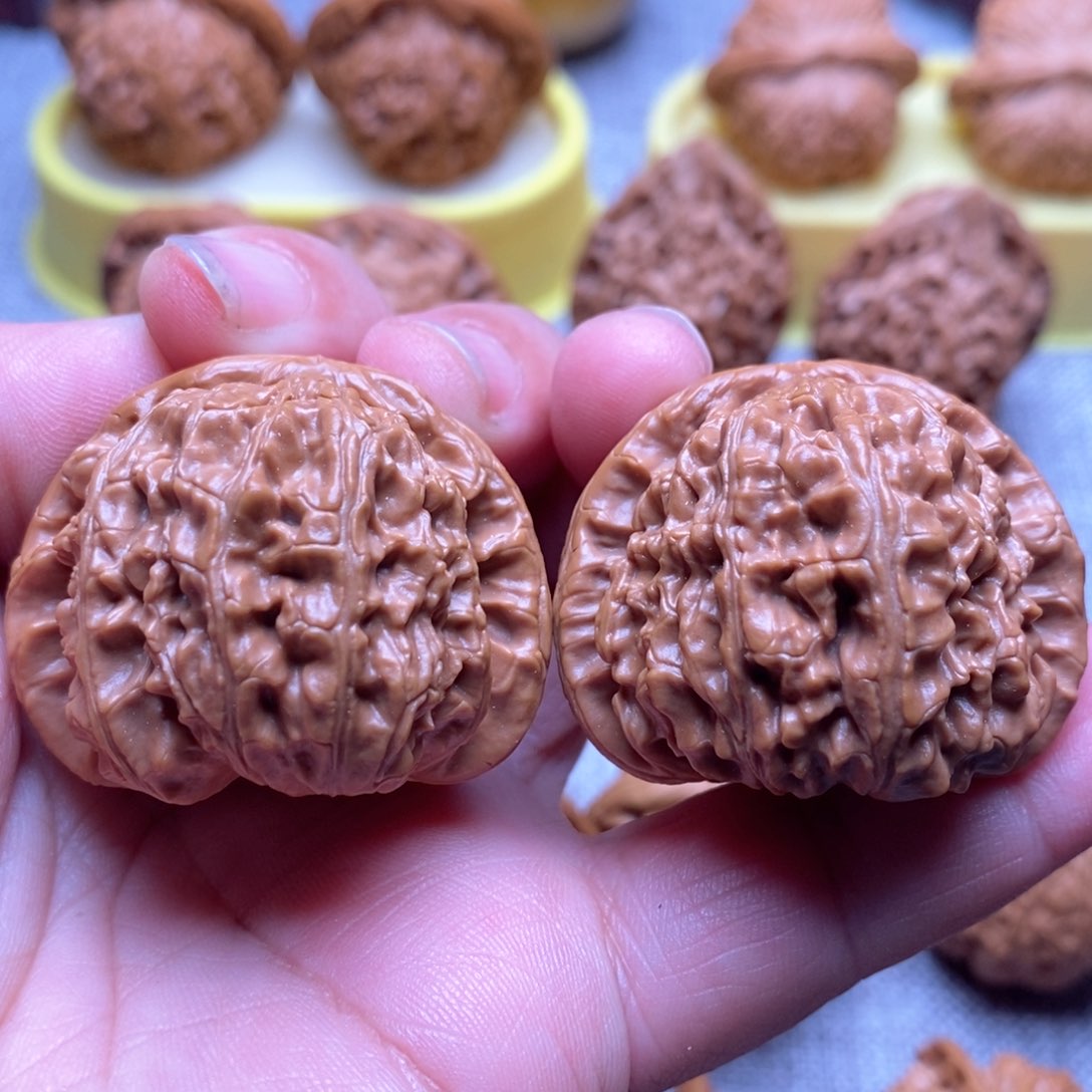 文玩核桃把件40红皮毕业白狮子