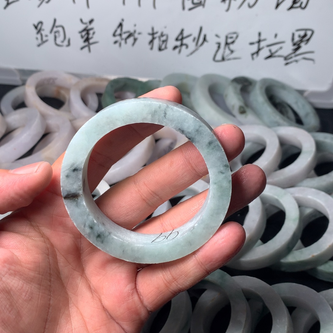 钱***多翡翠未镶嵌手镯翡翠