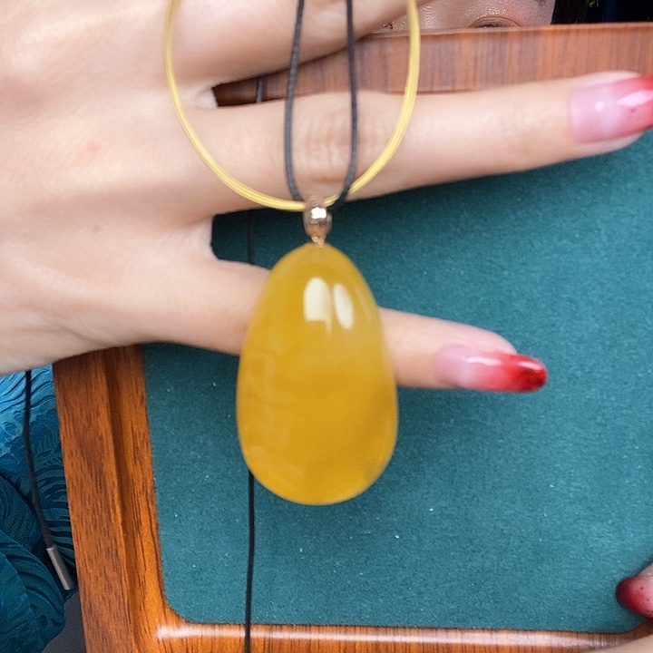 蜜蜡颈饰18K金镶嵌吊坠