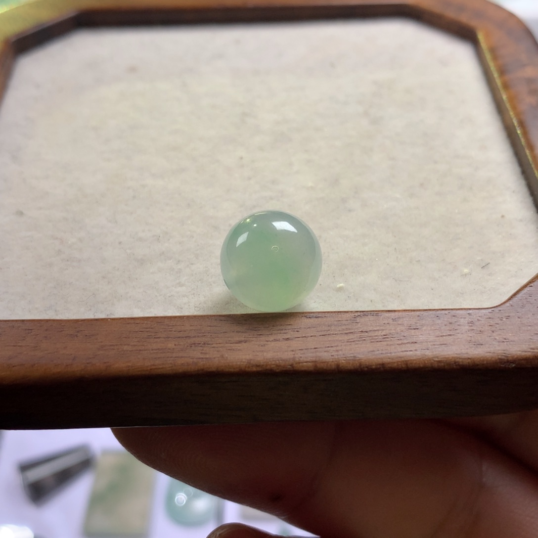 翡翠未镶嵌颈饰  飘绿圆珠尺寸11.7mm