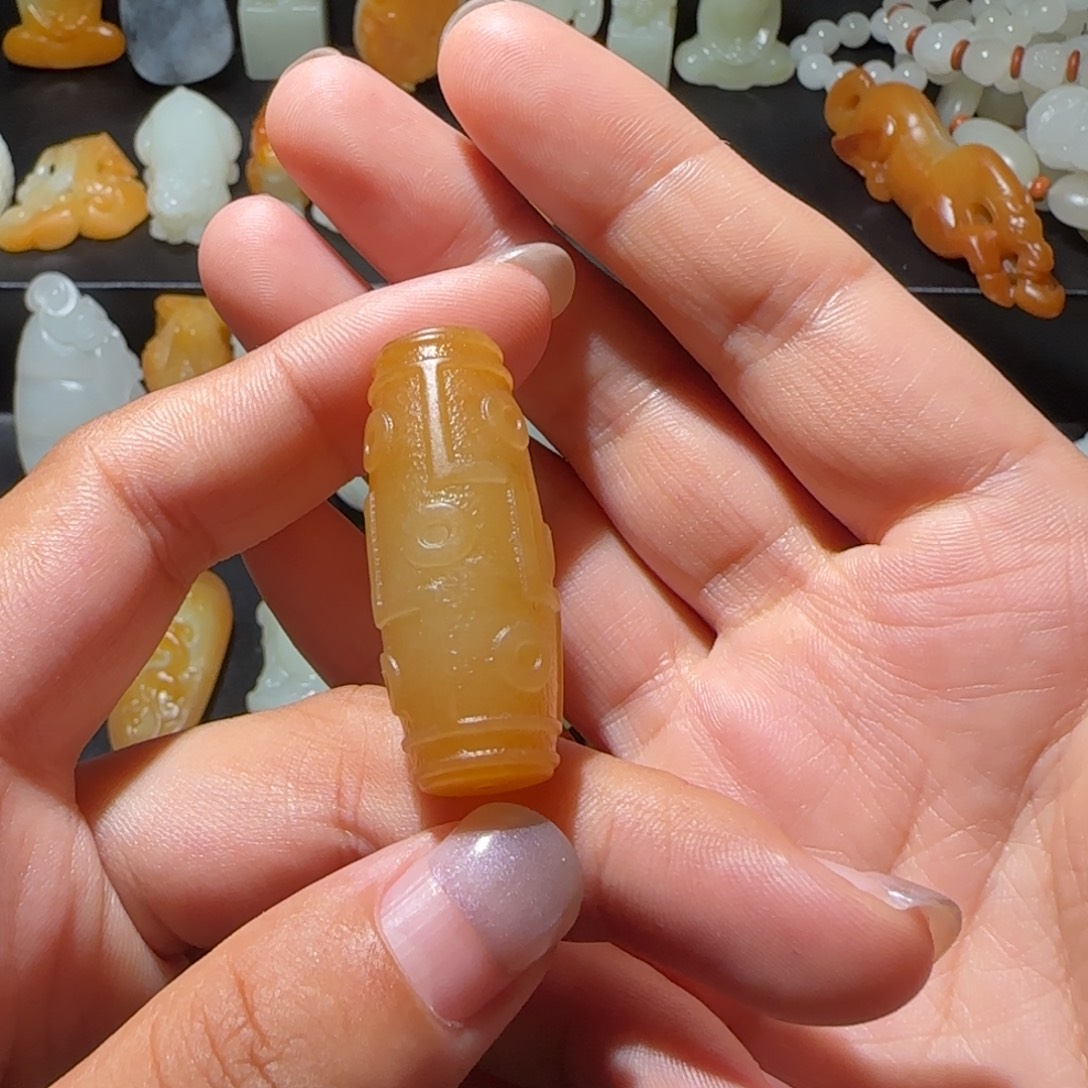 L***言和田玉未镶嵌颈饰