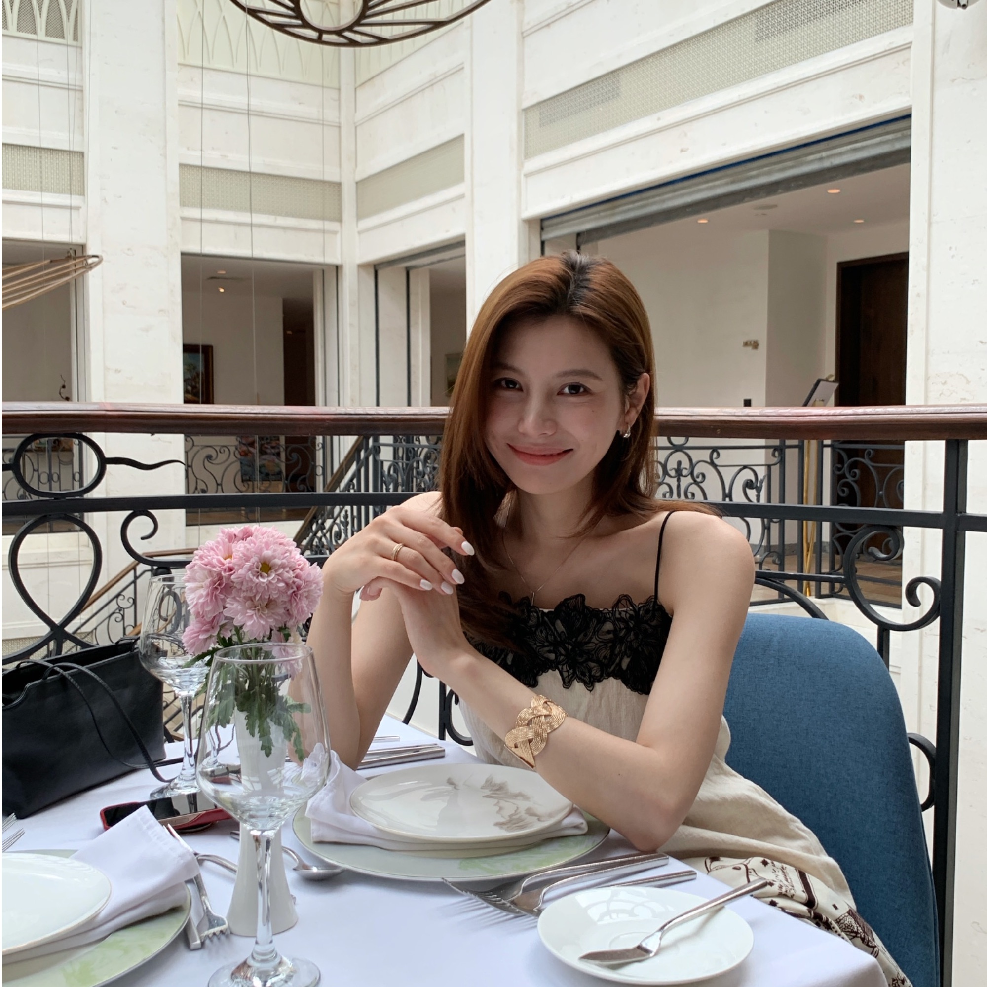 Mollyeeee 涟漪 黑色吊带裙的精致感，藏在这一点黑色蕾丝里