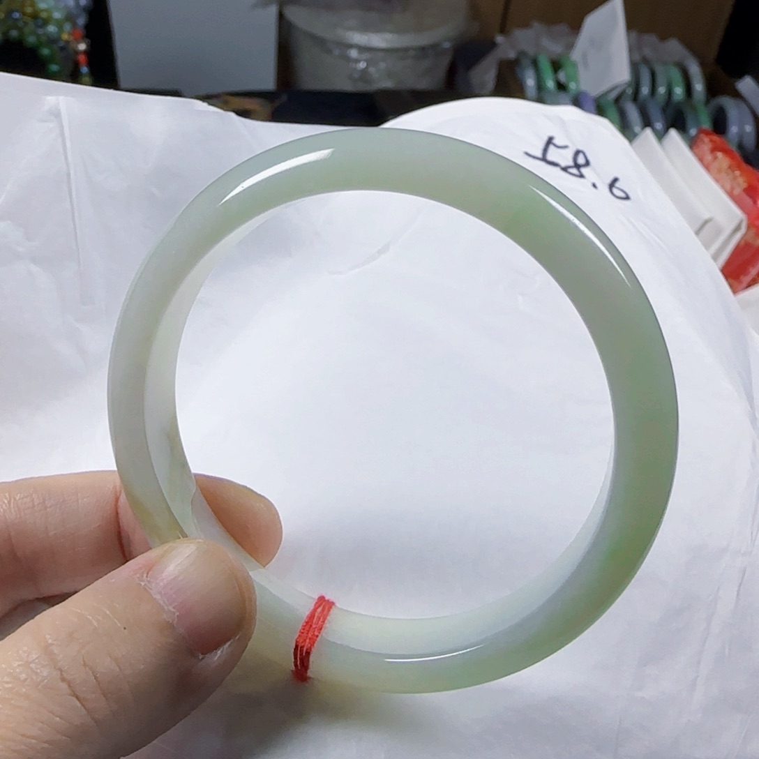 翡翠手镯未镶嵌有纹 瑕疵