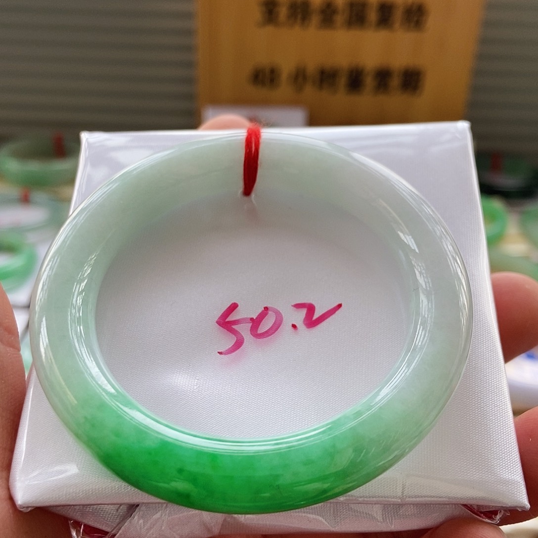 翡翠手镯未镶嵌荔手镯