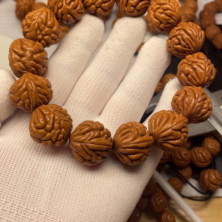 3号链接桃核手串一个