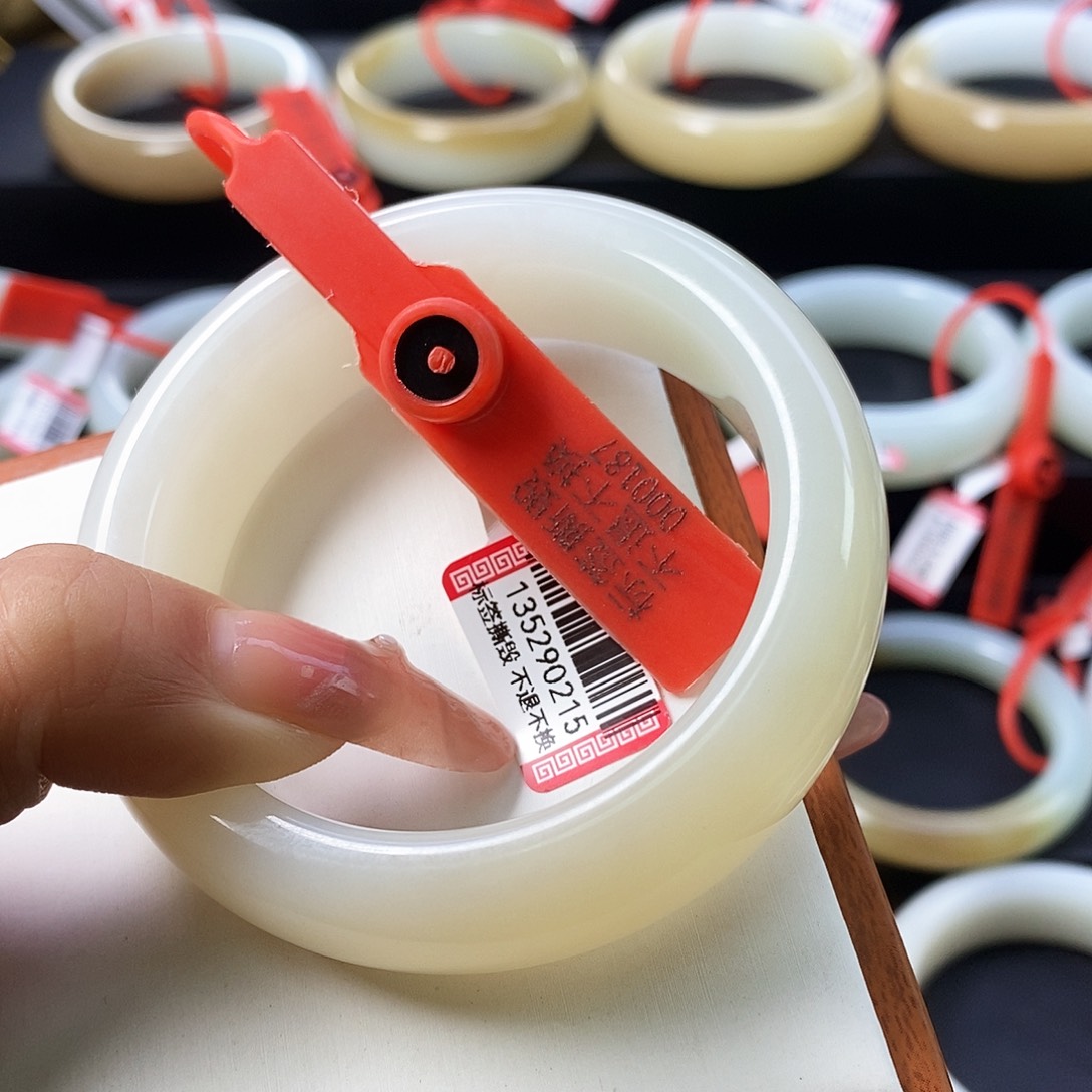 泉***9和田玉未镶嵌手镯