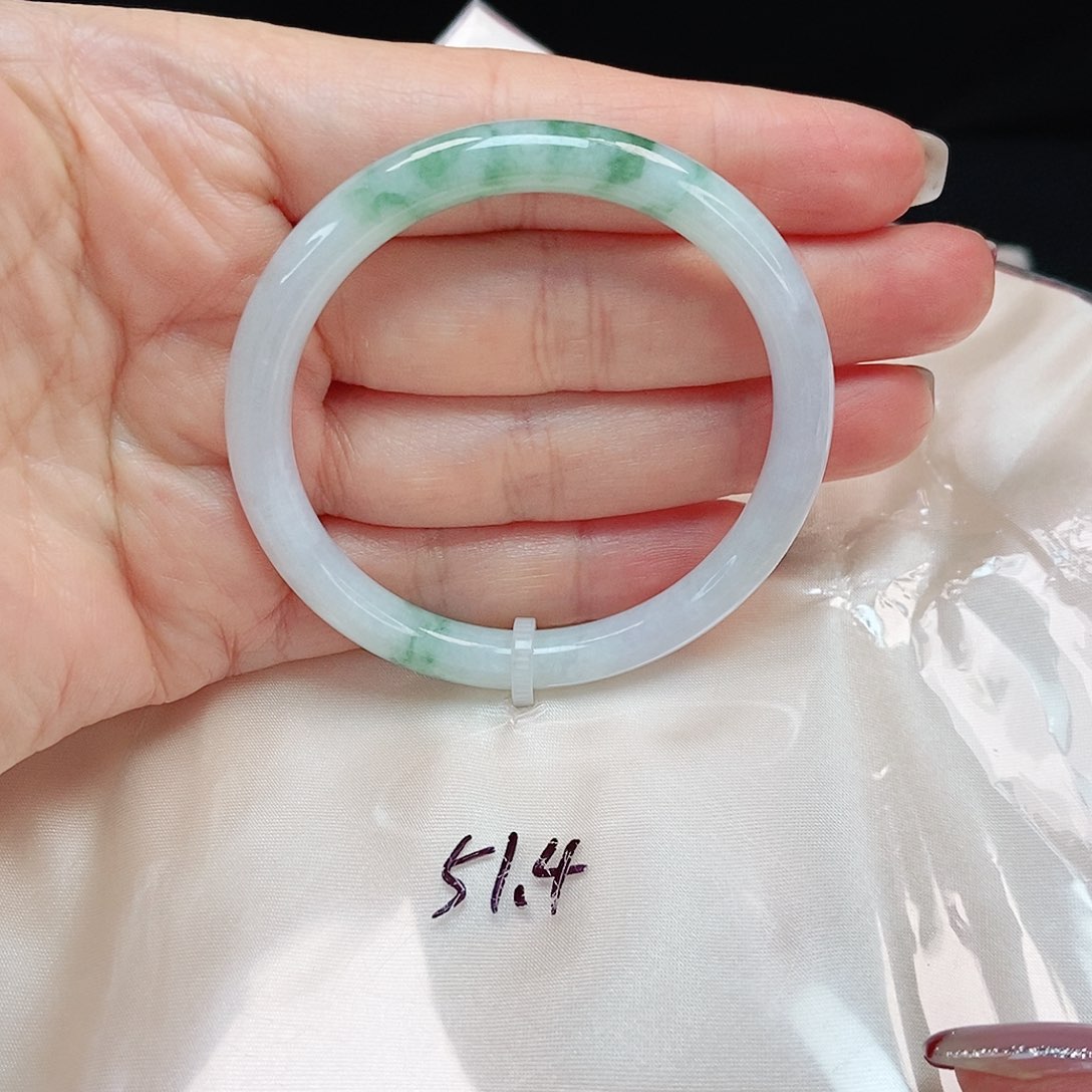 翡翠手镯未镶嵌美人