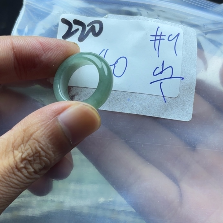 颈饰未镶嵌翡翠戒指