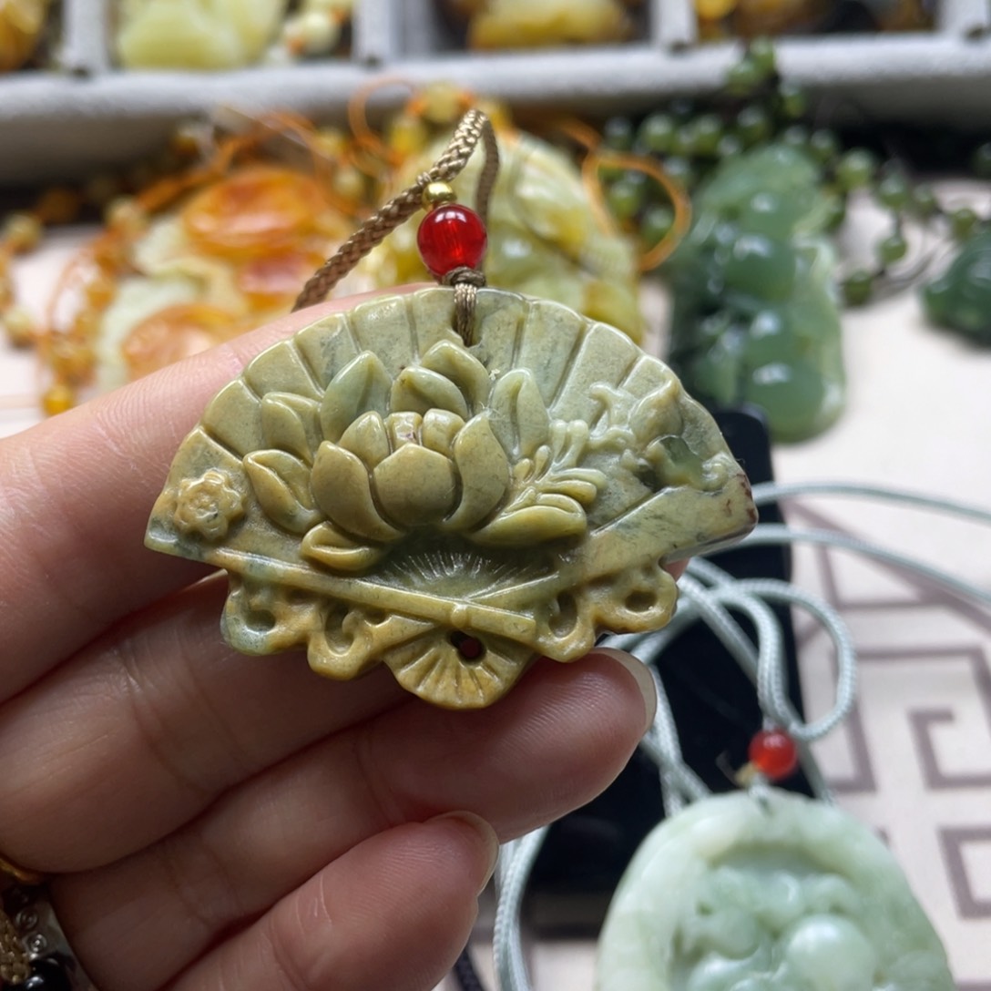 蛇纹石玉颈饰未镶嵌