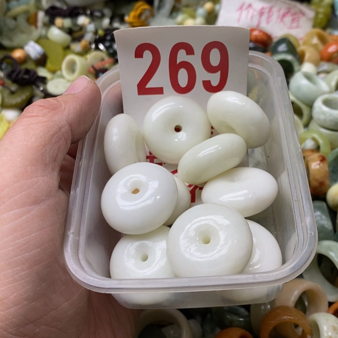 蛇纹石玉挂坠未镶嵌