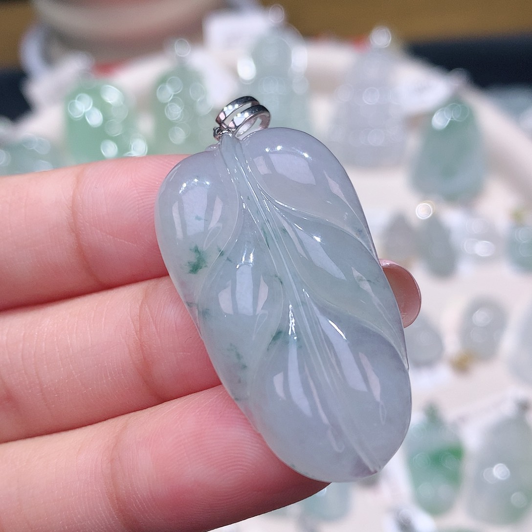 颈饰18K金镶嵌翡翠叶子