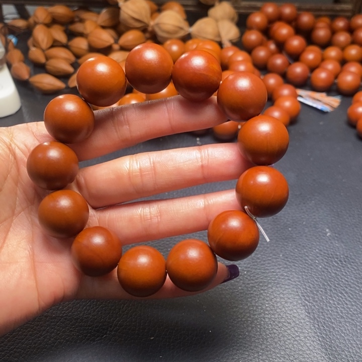 橄榄核吊坠1.85尺寸树王鸡血红光珠全品