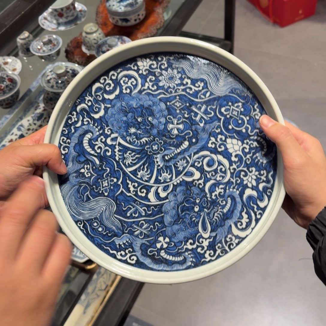 瓷片狮子绣球大盘子