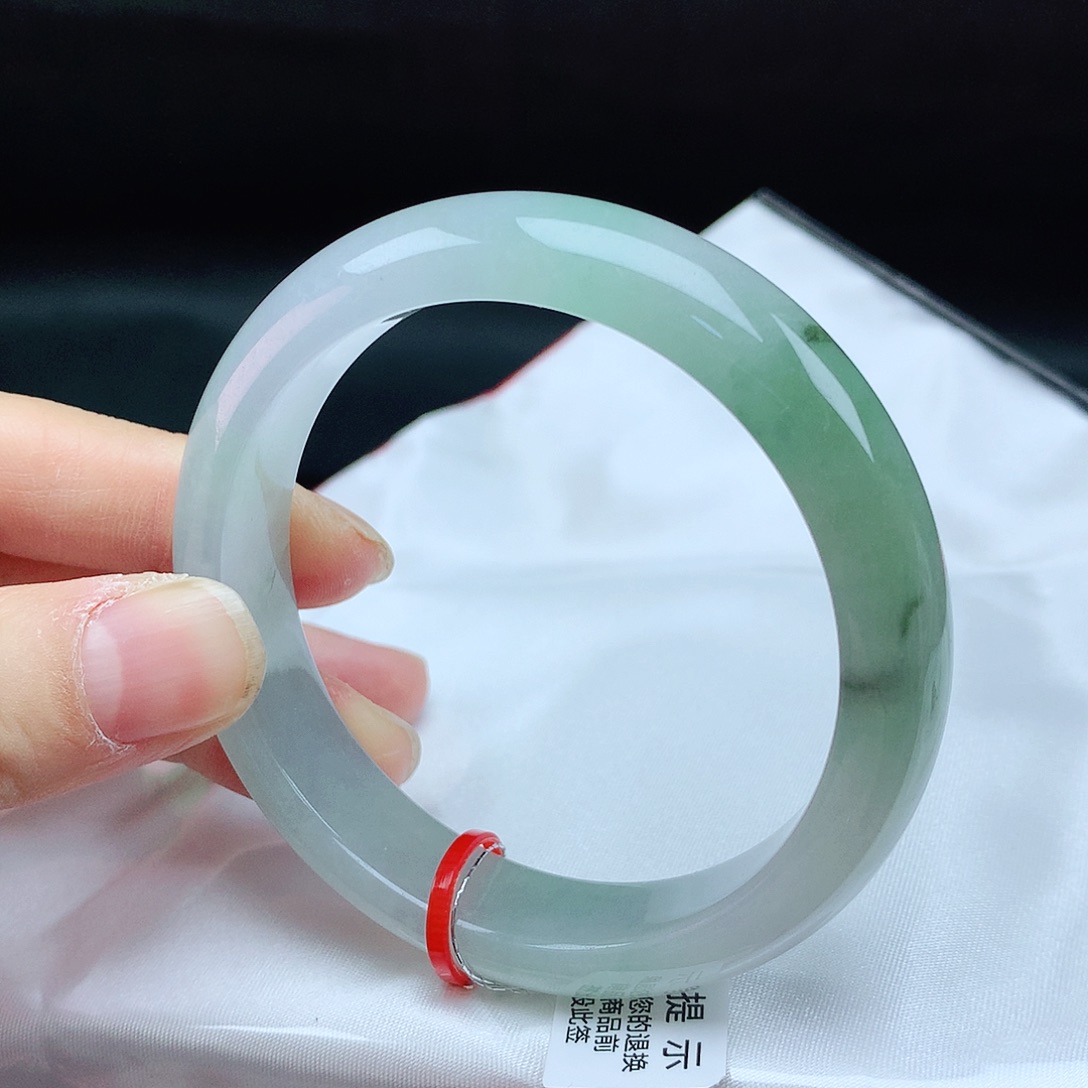 翡翠手镯未镶嵌55圈