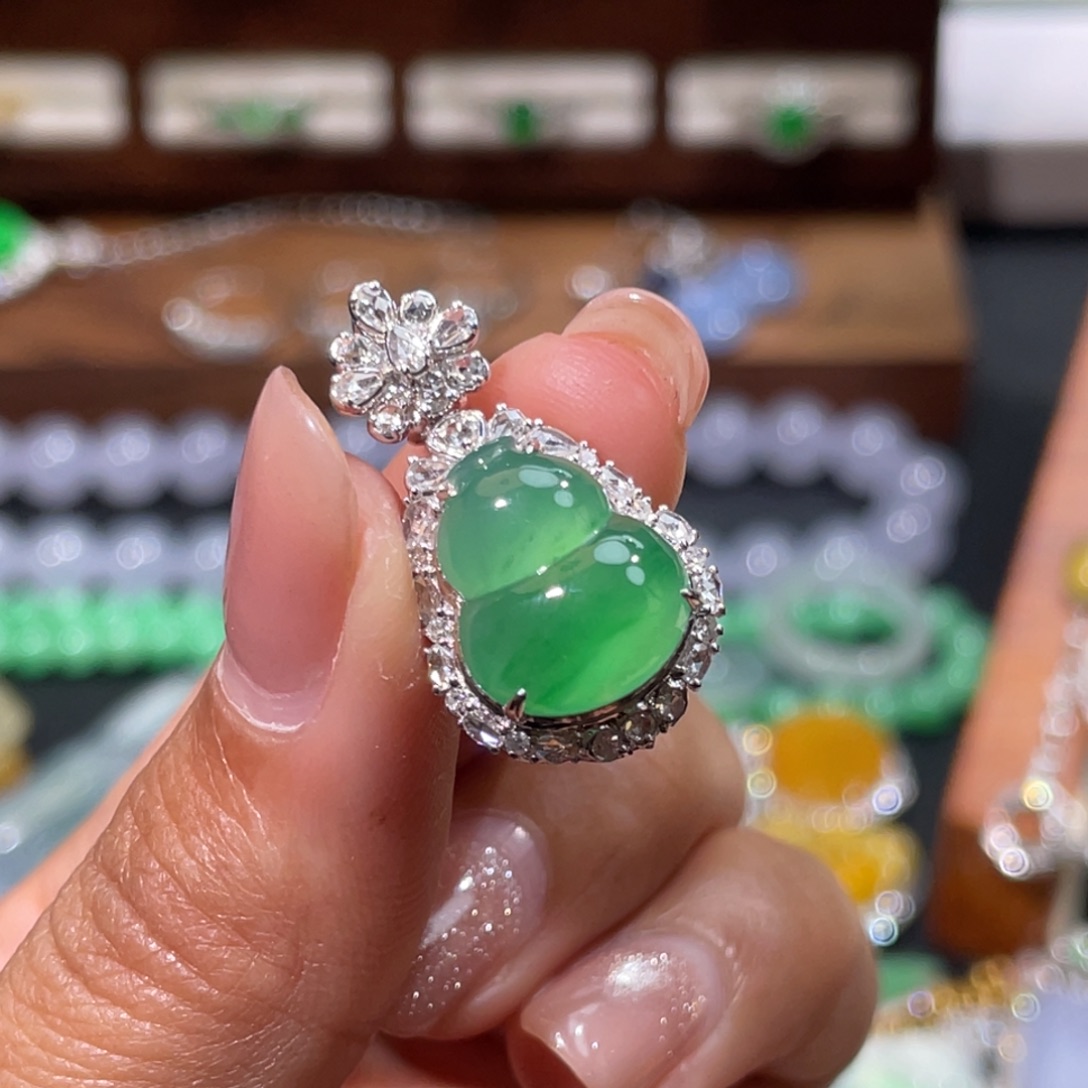 翡翠18K金镶嵌颈饰晴绿飘花葫芦