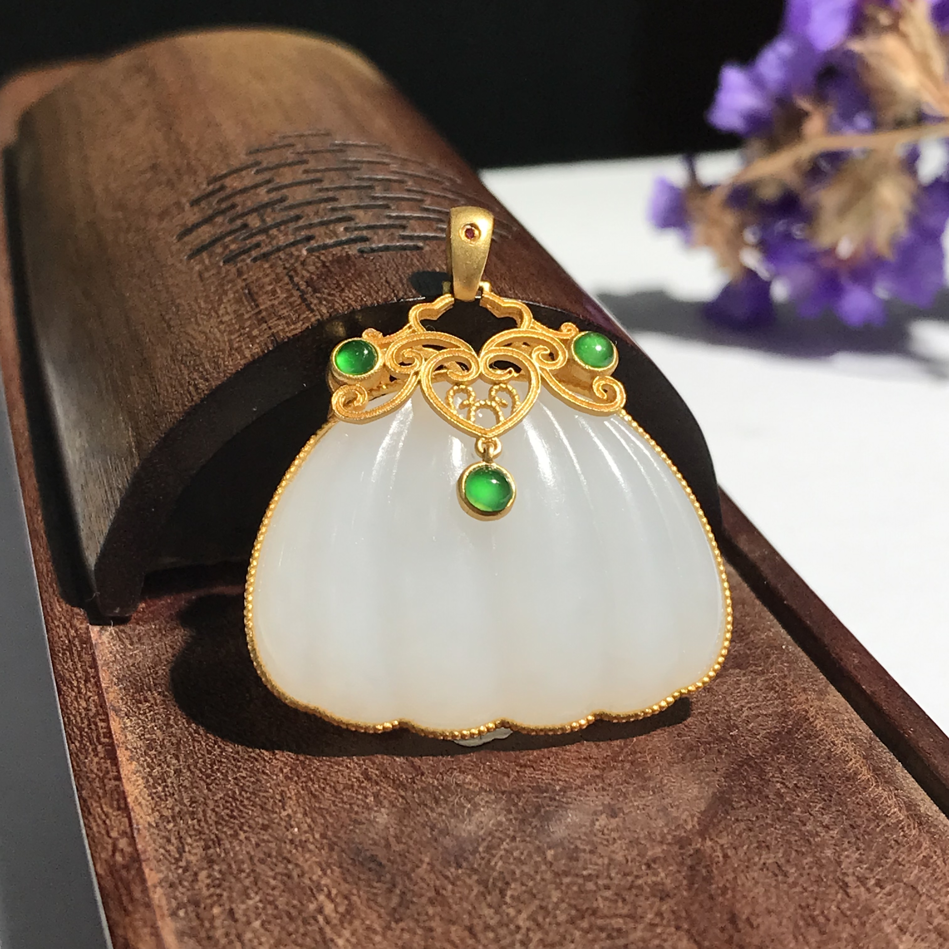 和田玉设计款如意锁新中式吊坠18kk金镶嵌