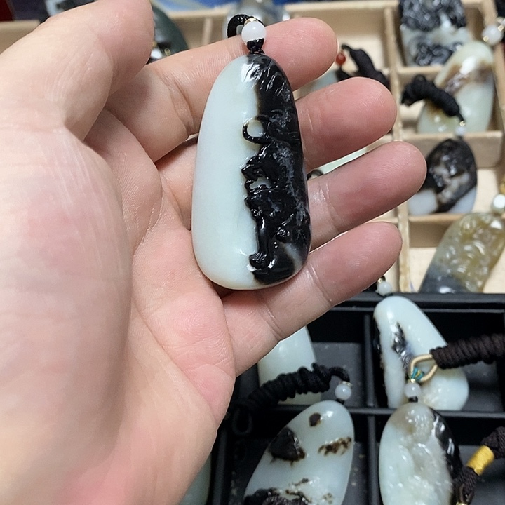 用***1和田玉未镶嵌颈饰