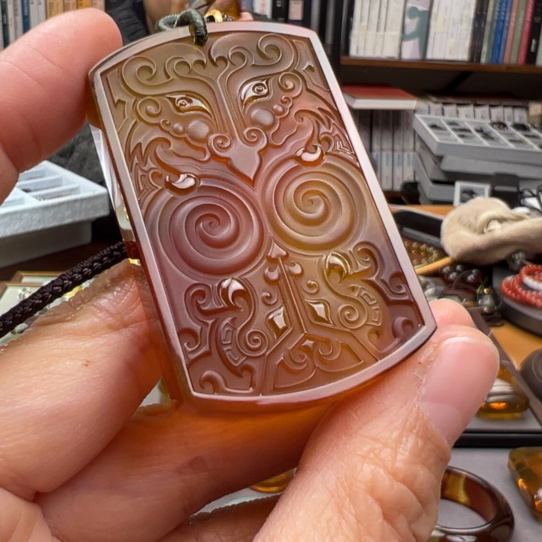 琥珀颈饰未镶嵌文**略饕餮