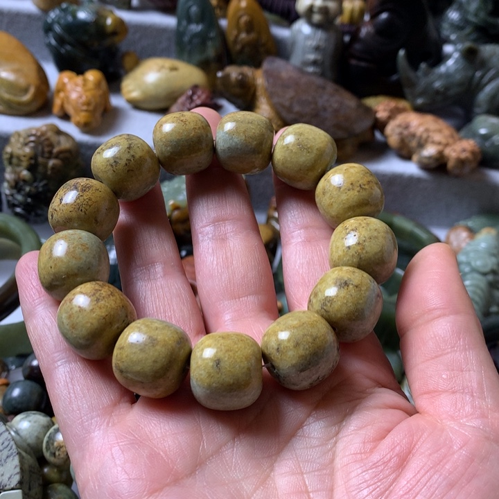 未镶嵌岫岩河磨玉（透闪石质玉）把件