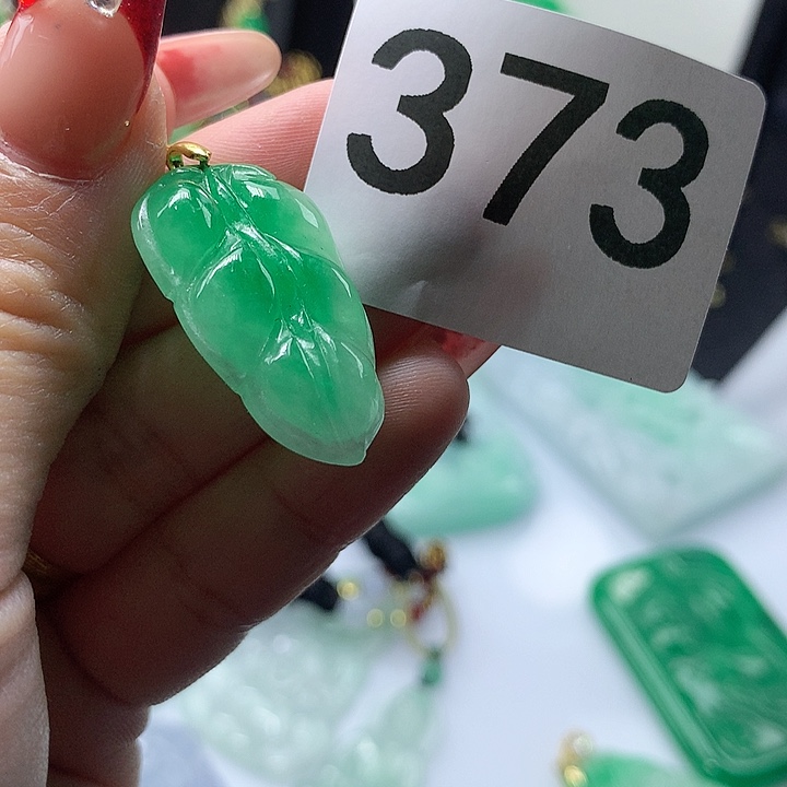 翡翠吊坠(赠链)未镶嵌