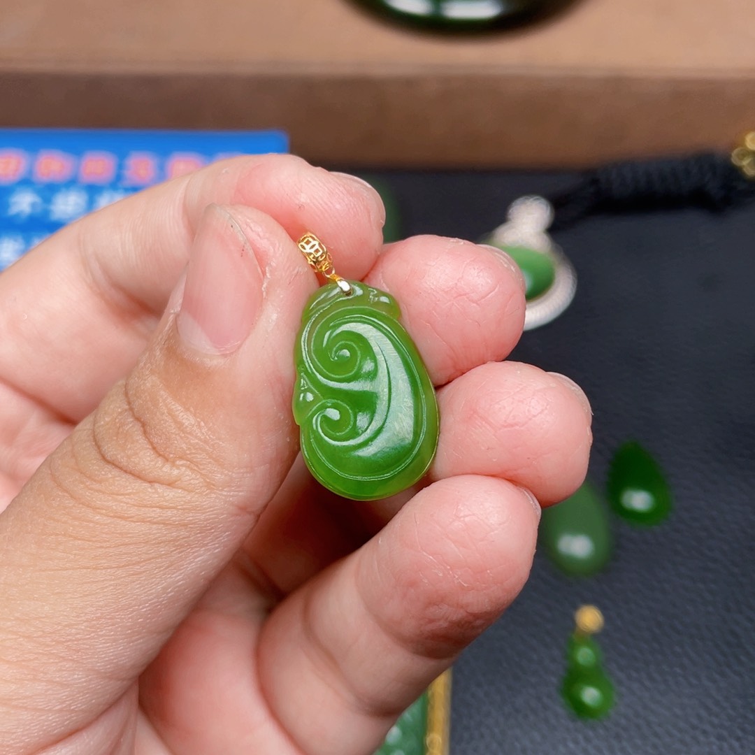 颈饰18K金镶嵌和田玉