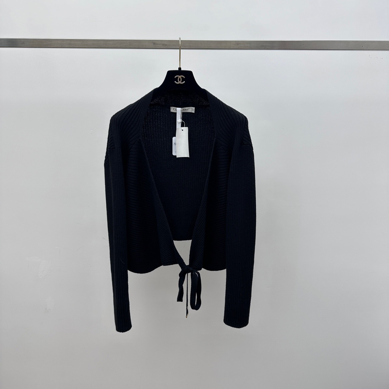 99新 DIOR/迪奥 小蜜蜂刺绣黑色系带羊毛针织开衫 40码 02638