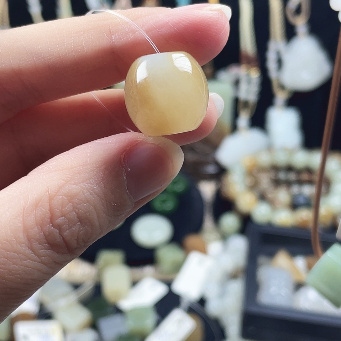 大***妹和田玉未镶嵌颈饰