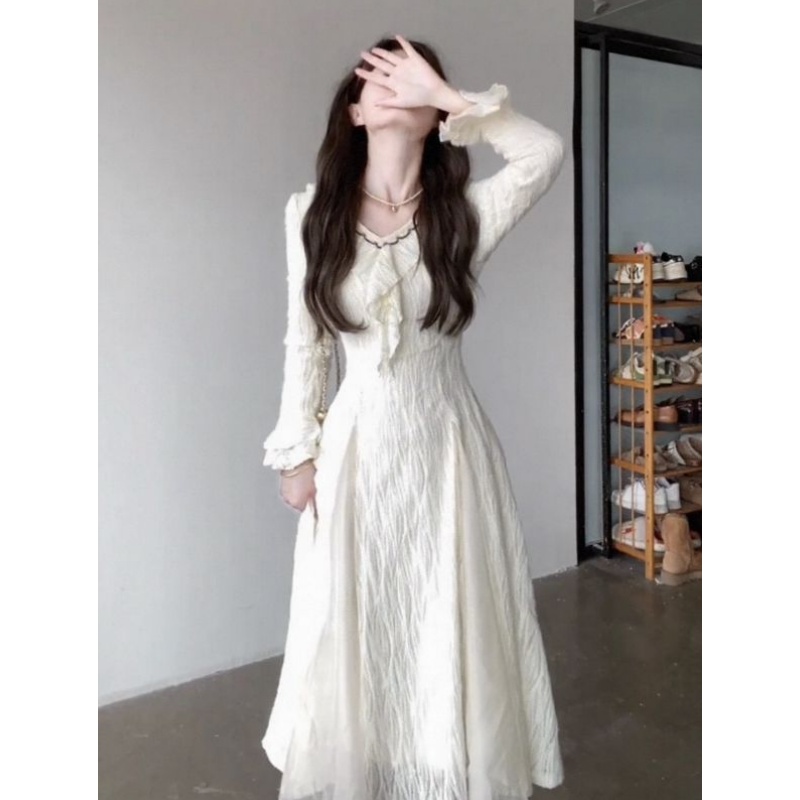 法式温柔风V领连衣裙女早秋新款设计感收腰肌理感清纯气质A字长裙