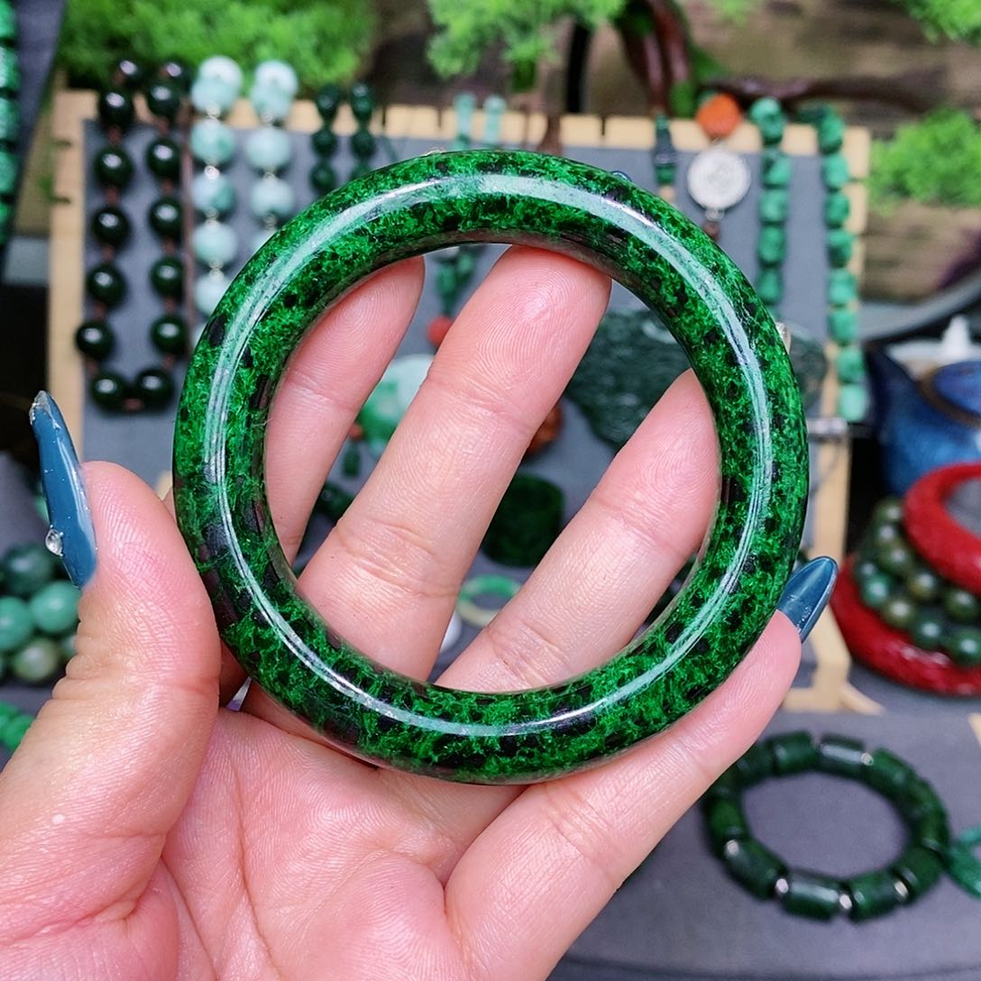 翡翠手镯未镶嵌淡**心漂亮美眉