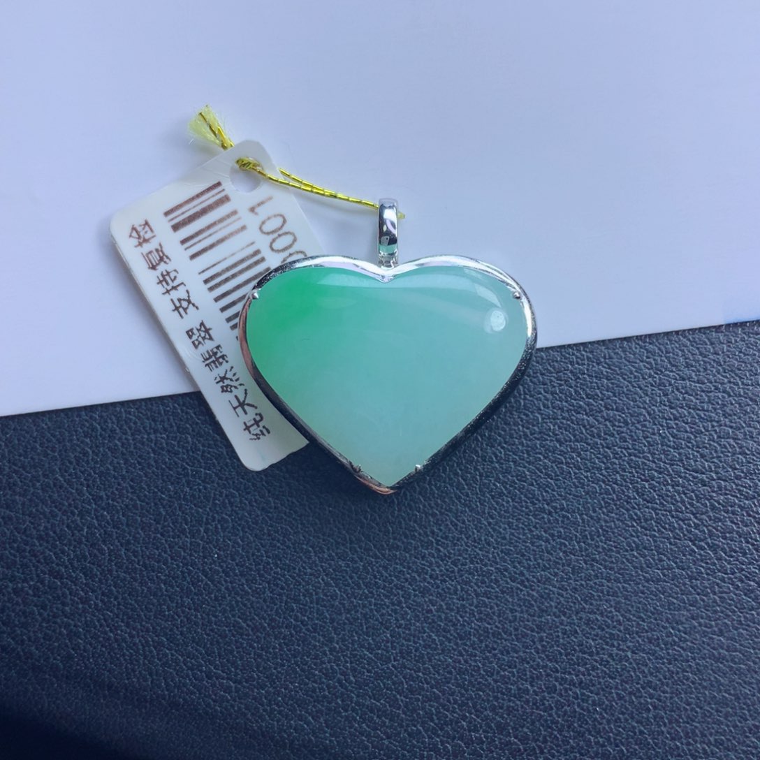 翡翠颈饰未镶嵌爱心