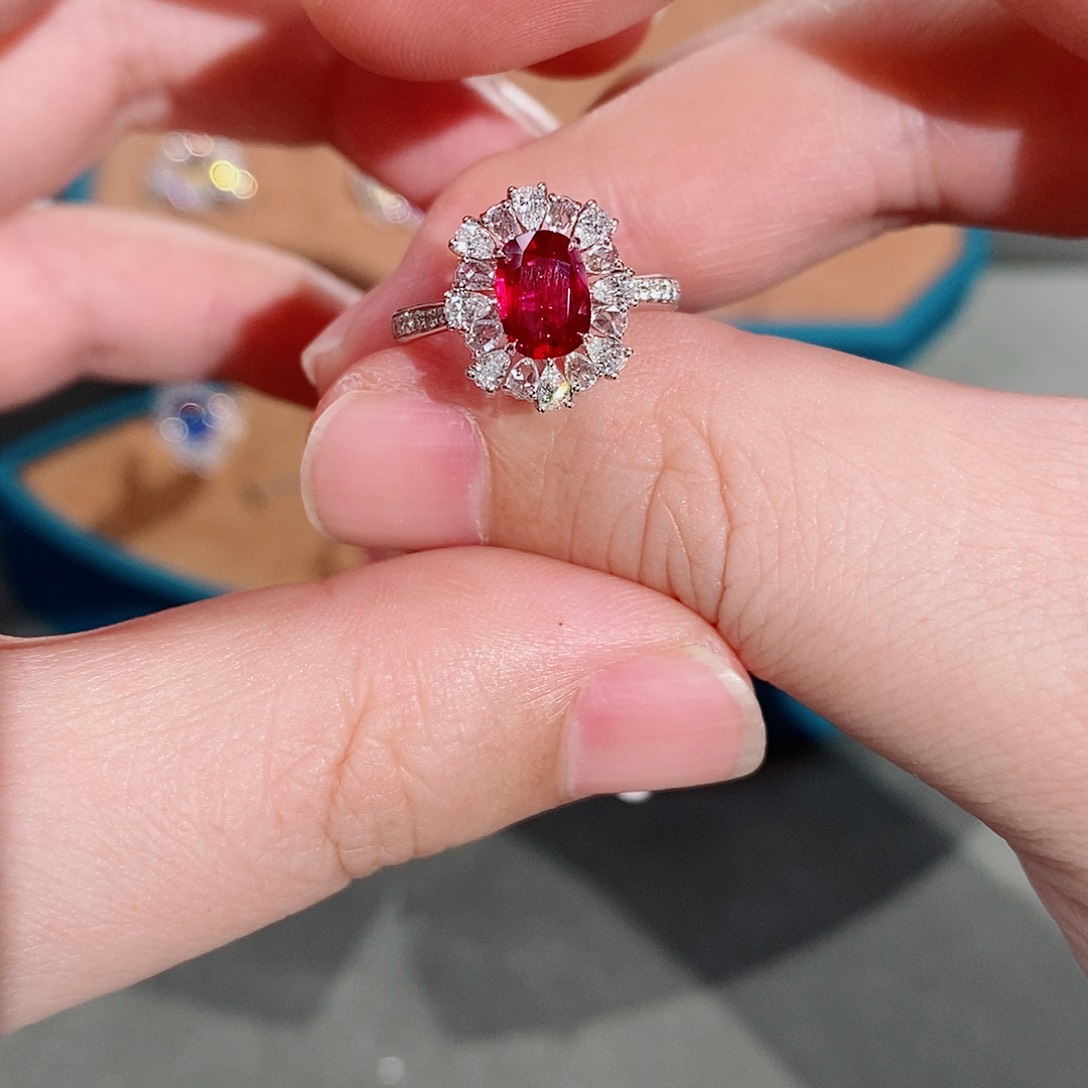 红宝石戒指18K金镶嵌GRS无烧鸽血红1.09克拉