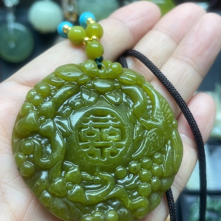 蛇纹石玉未镶嵌颈饰