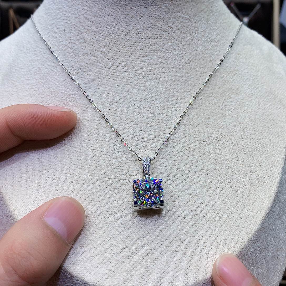 吊坠(赠链)18K金镶嵌合成碳硅石秦****总